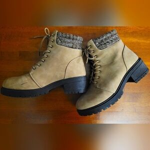 Rue 21 ankle boot with wool look trim, excellent condition, size 9